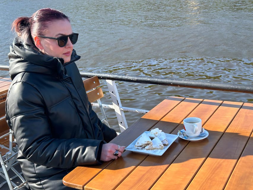 1 hour boat cruise with fragrant coffee and homemade strudel - Coffee and homemade apple strudel: the included snack that makes it feel like a break