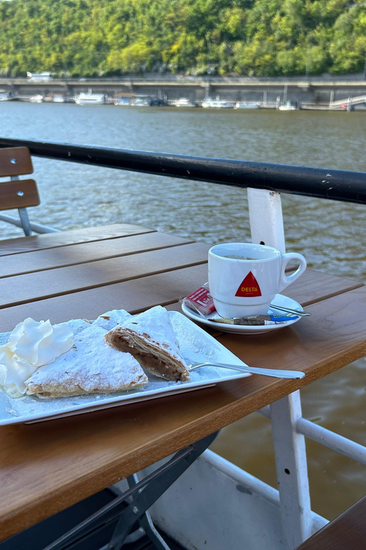 1 hour boat cruise with fragrant coffee and homemade strudel - Who should book this cruise—and who should skip it