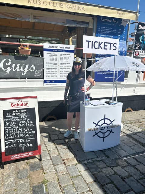 1 hour boat cruise with fragrant coffee and homemade strudel - Charles Bridge to the Old Town weir: the route that keeps moving