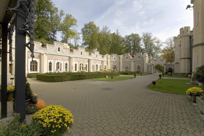 2-Day Hluboka and Cesky Krumlov Tour from Prague - Lunch and the transition to Hluboká: how you avoid the back-and-forth trap
