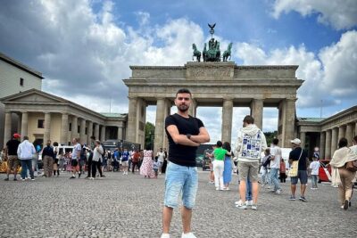 Berlin Full Day Tour with Lunch and private transfers from Prague - Berlin Highlights in One Clear Route: Brandenburg Gate to the Wall Memorial