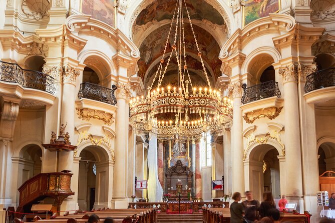 Classical Concert in St. Nicholas Church - The “photo expectations” issue: small performers, changing visuals