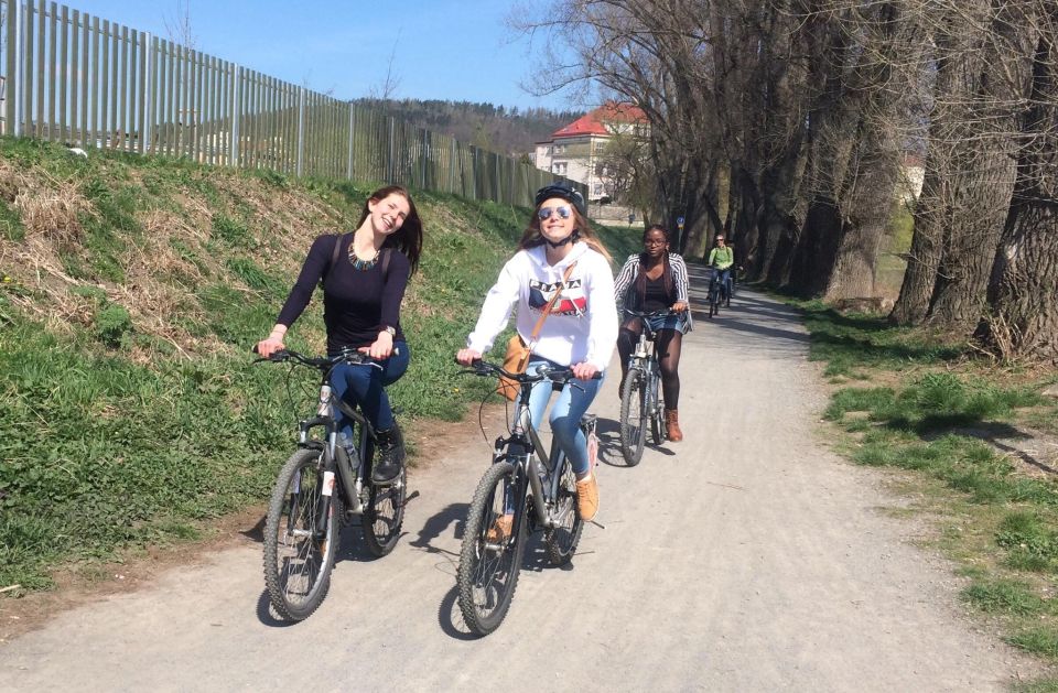 Coutryside bike tour to Karlstejn Castle. - Following the Vltava: the first big stretch of scenery