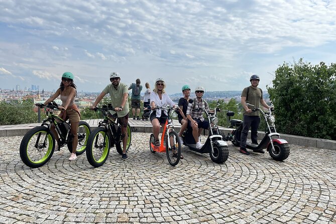 E-Bike, E-Scooter Viewpoint Fun Tour - The fast highlight ride: Lennon Wall to Charles Bridge to the Castle gate