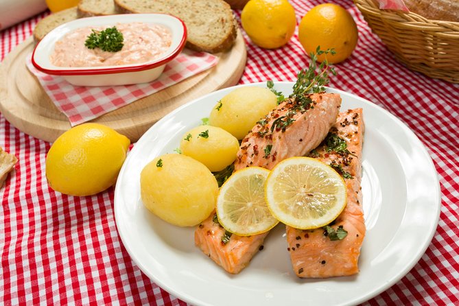 Folklore Dinner with Unlimited Drinks 4course Menu - Who This Folklore Dinner Is Best For