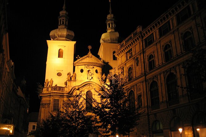 Ghosts and Legends walking tour in Prague - The guide style: stories, actors, and why headphones help
