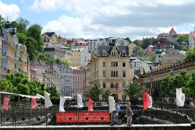 Karlovy Vary - The town of spas, mineral springs and relaxation - The Vřídlo stop: what you’ll actually do for those 10 minutes