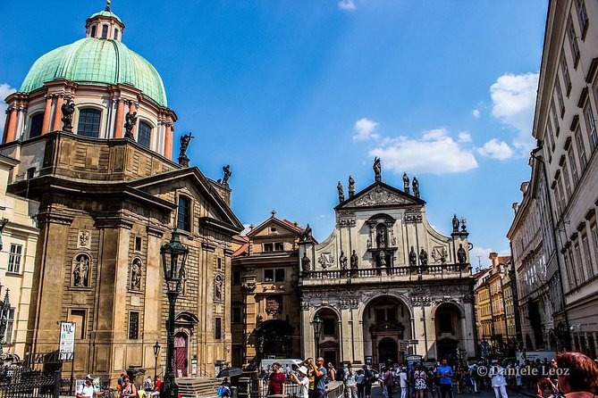 Pedestrian tour of Prague in Spanish - Wenceslas Square to the Municipal House: modern Prague without the museum vibe