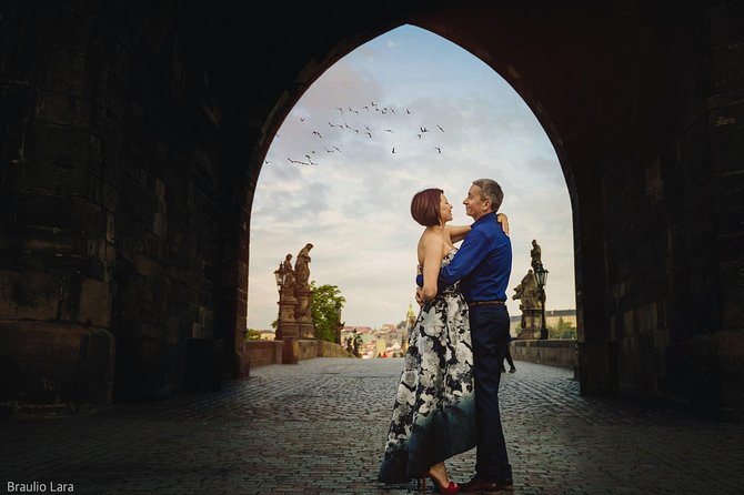 photoshoot in prague - Prague Castle area: dramatic backdrops for couples and groups
