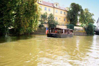 Prague: 1.5-Hour River Boat Cruise and Guided Tour - Refreshments included: the small comforts that make the cruise easier