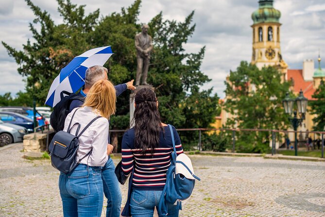 Prague: 1-Hour Castle Tour With Fast-GET Admission Ticket - Meeting point and getting inside without stress