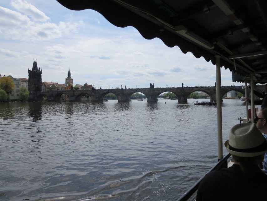 Prague: 2-Hour Lunch Cruise on the Vltava River - A 2-hour Vltava cruise that pairs sights with lunch