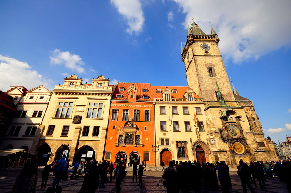 Prague: 2 hours city tour + 1 hour boat cruise - Getting Started: The Yellow Kiosk and a Clear Start Point