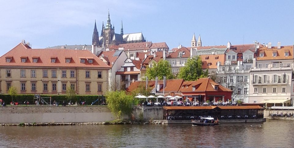 Prague: 3-hour Evening River Cruise with Dinner - Why the Vltava at night feels different than daytime