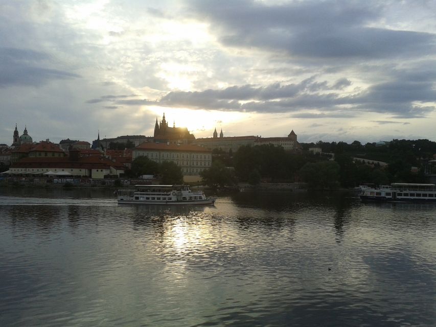Prague: 3-hour Evening River Cruise with Dinner - What the included dinner feels like on board