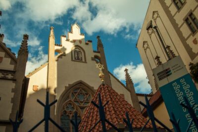 Prague: 3-Hour Old Town and Prague Castle Tour in German - The Prague Astronomical Clock stop: photos now, legends after