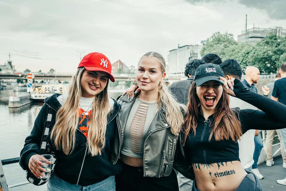 Prague: Booze Cruise with Open Bar and Duplex Entry - Live DJ cruising: the party rhythm on the water