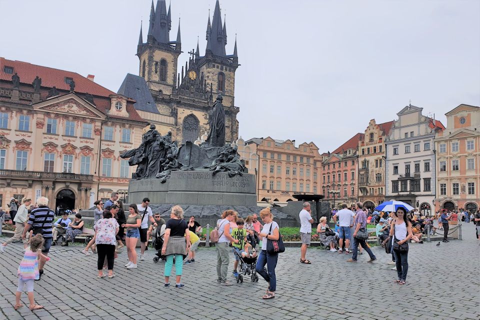 Prague Castle: Admission Ticket With Transfer And Audioguide - Walking out smarter: using the intro tips to explore the area