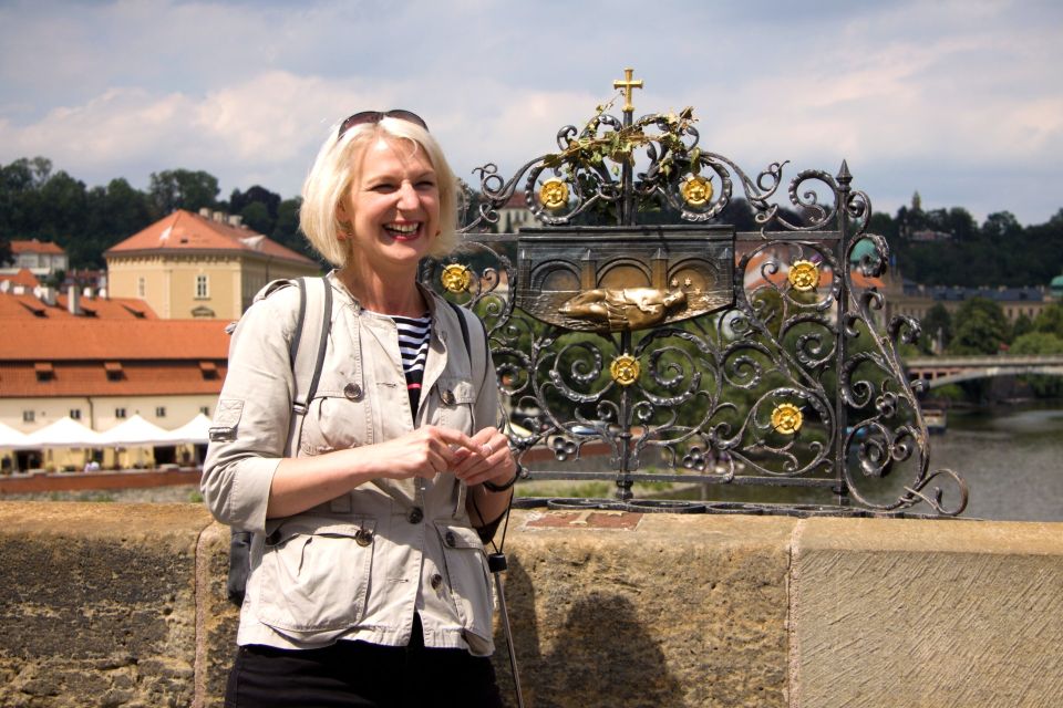 Prague: Castle and Jewish Quarter Tour with Cruise and Lunch - Charles Bridge Museum and Lesser Town: The walk that gives context