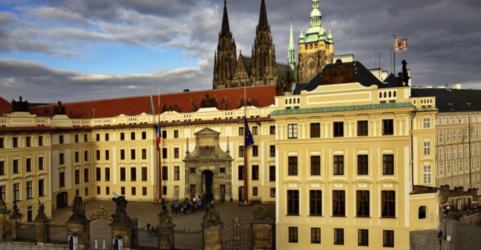 Prague: Castle and Lesser Town Walking Tour with Local Guide - Lesser Town romance: Kampa Island, Devil’s Canal, and the river edge