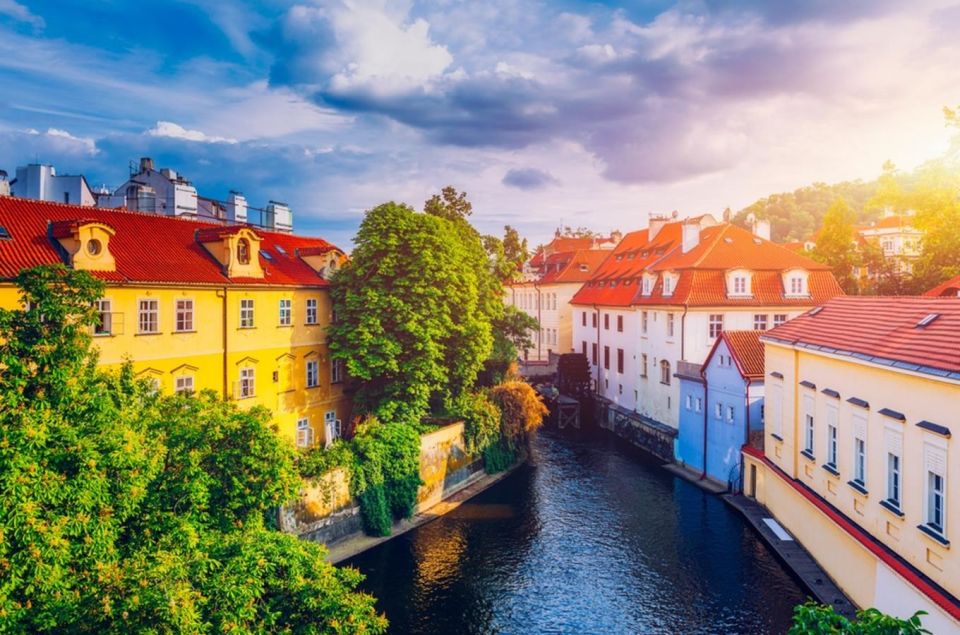 Prague: Castle and Lesser Town Walking Tour with Local Guide - The narrow alleyway and the convent-era Czech feminism story