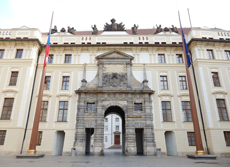 Prague: Castle and Lesser Town Walking Tour with Local Guide - What you get from the licensed guide—and what to watch