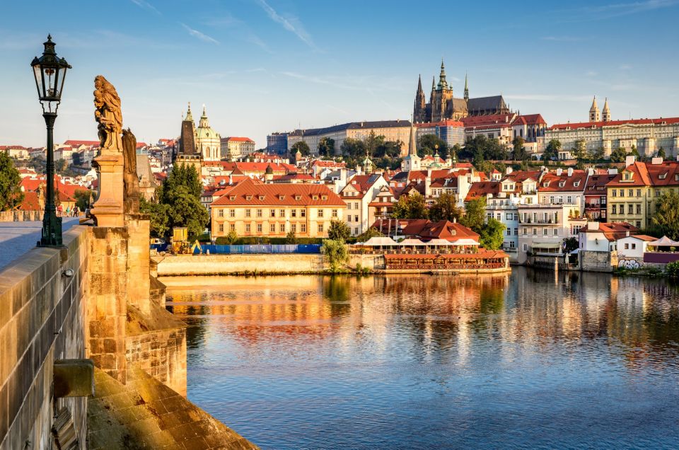 Prague Castle and St. Vitus Cathedral Private Walking Tour - Prague Castle with a guide: how you avoid the maze