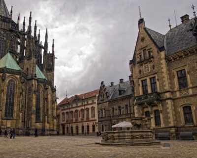 Prague: City Tour - Meeting up and van rides that set your bearings