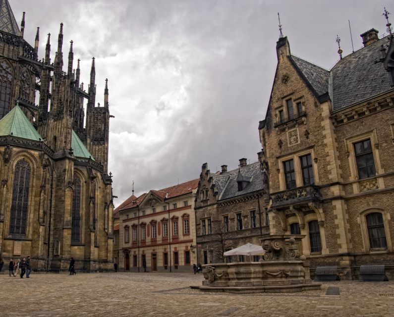 Prague: City Tour - Meeting up and van rides that set your bearings