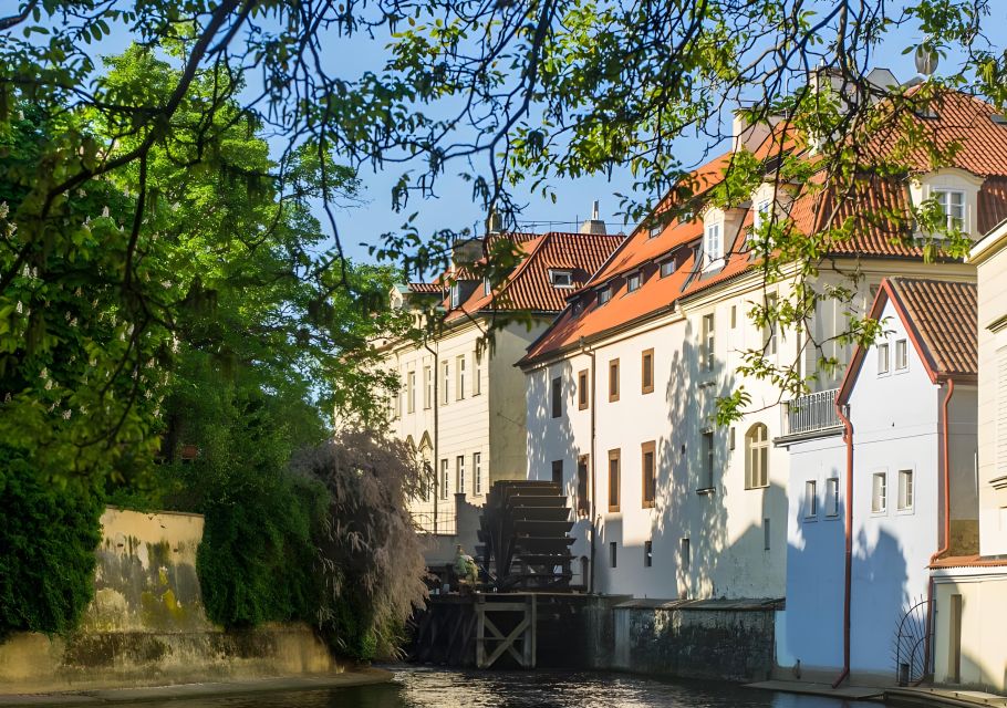 Prague: Full-Day Private Tour of Prague - 5 hours - How the walking tour and guide narration work in real life