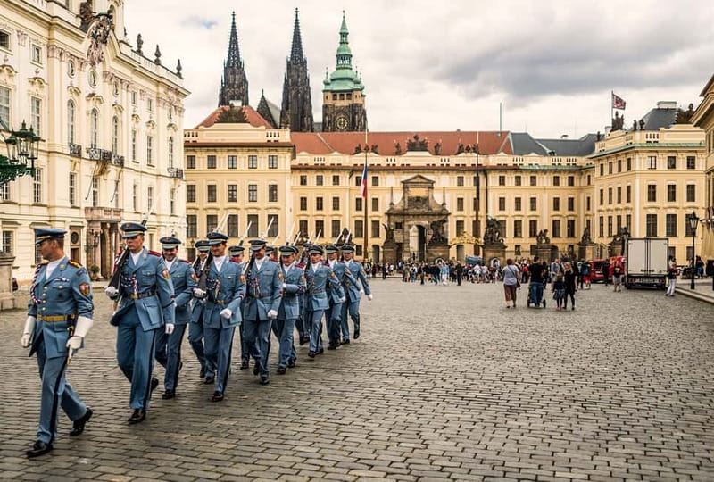 Prague Grand 2,5 hour + 2 hour exterior walking tour - The guide experience: what the best guides do here