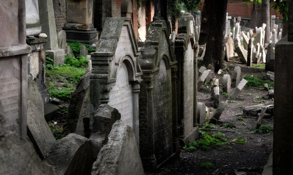 Prague: Guided Tour inside the Jewish Cemetery & Synagogues - Spanish Synagogue: guided visit plus breathing room