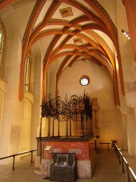 Prague: Jewish Quarter and Museum Guided Tour - The early stops: Town Hall and prayer sites that set the tone