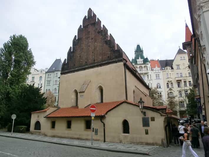 Prague: Jewish Quarter and Museum Guided Tour - Maisel and Pinkas: exhibits and memory between the big interiors