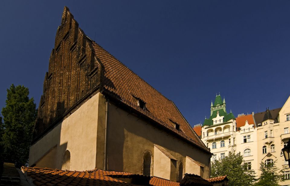 Prague Jewish Quarter Tour in French with Monuments Entrance - Old Jewish Cemetery: where the past feels physically close