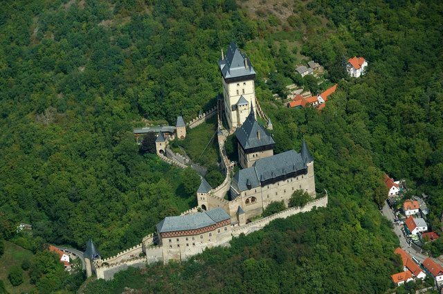 Prague: Karlštejn Castle Guided Tour with Entry Ticket - Karlštejn Castle: why this medieval fortress matters