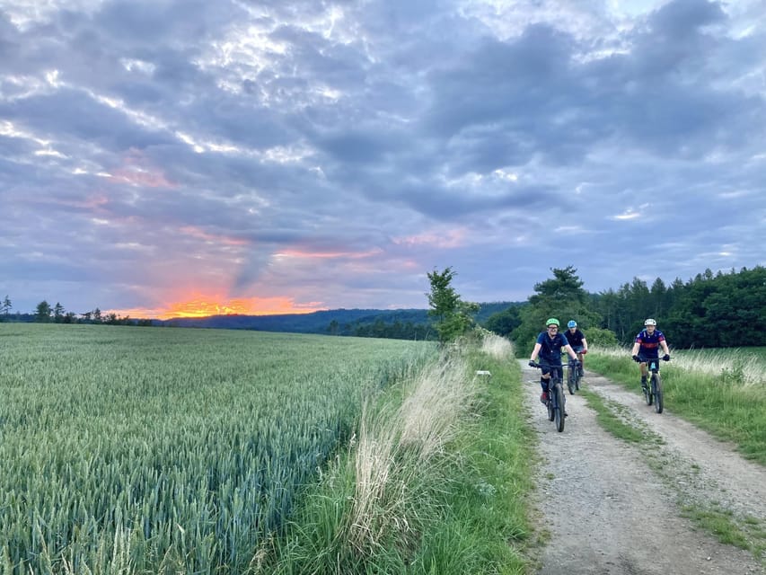 Prague Mountain Biking: Blast Through The Best Singletracks - Your 4-hour rhythm: pickup, fitting, singletrack, and a town stop