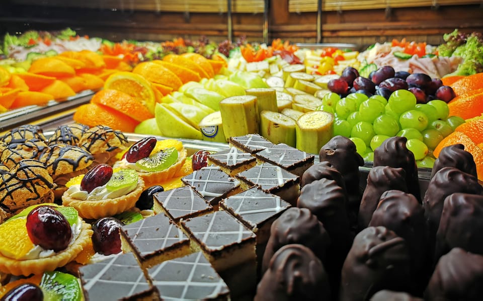 Prague: New Year's Eve Cruise through Midnight - Food on Board: “Rich Buffet” vs Real-World Expectations