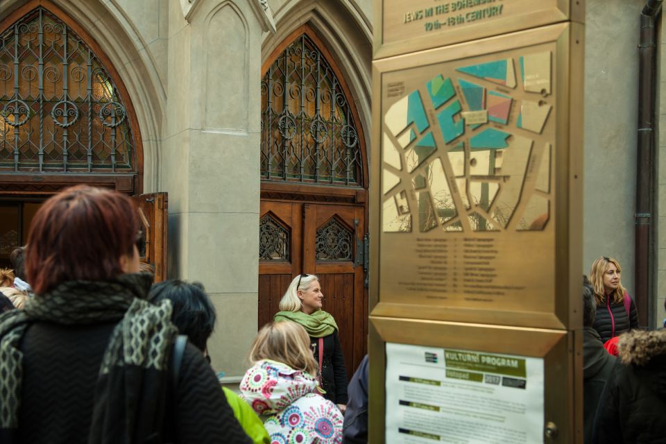 Prague: Old Town and Jewish Quarter Guided Tour in German - Old Town Hall and the Astronomical Clock: more than a crowd photo