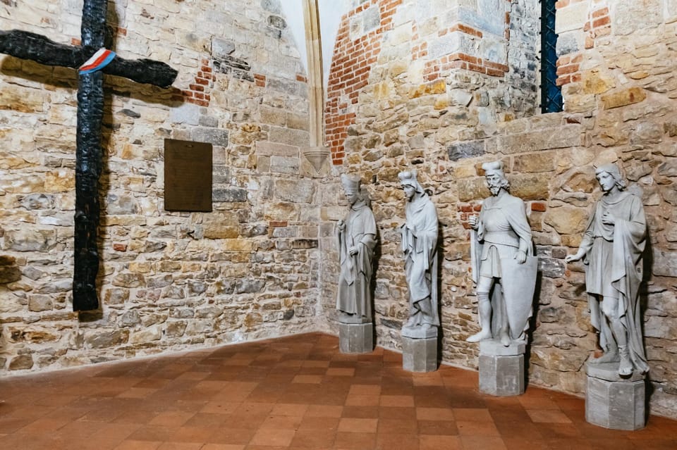 Prague: Old Town, Astronomical Clock and Underground Tour - Mostecká 4 Meeting Point and Why Starting in Malá Strana Helps