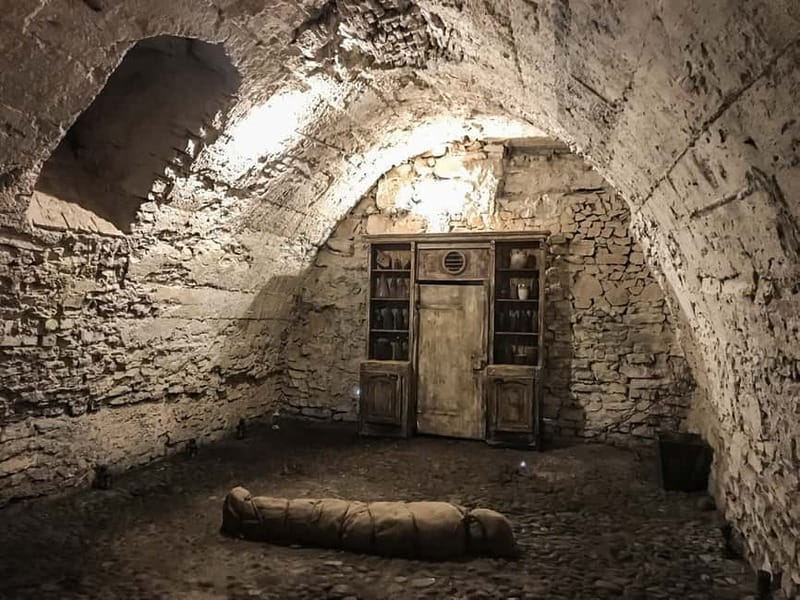 Prague: Oldtown, Medieval Underground & Dungeon History Tour - Romanesque and Gothic cellars: medieval architecture you can actually see