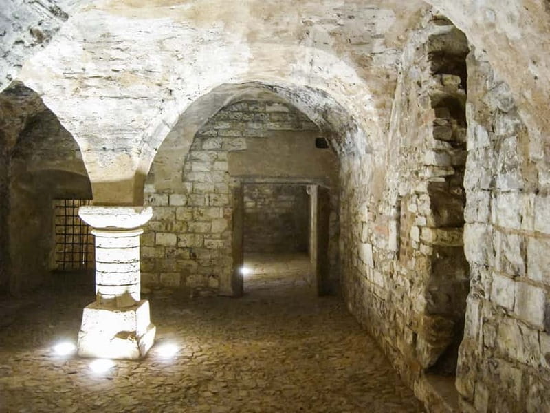 Prague: Oldtown, Medieval Underground & Dungeon History Tour - Going underground: up to two floors below the street