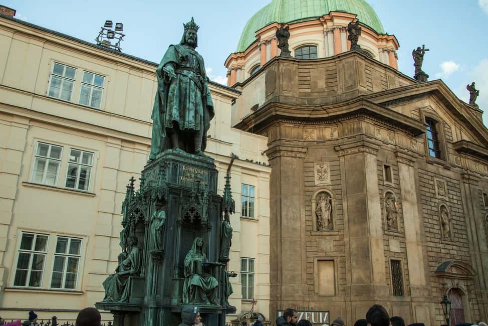 Prague: Prague Castle & Charles Bridge – guided tour in German - Where It Starts: Křižovnické náměstí and the Charles IV Connection