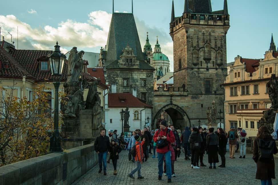 Prague: Prague Castle & Charles Bridge – guided tour in German - Charles Bridge: The 15-Minute Guided Walk That Sets Up Everything Else