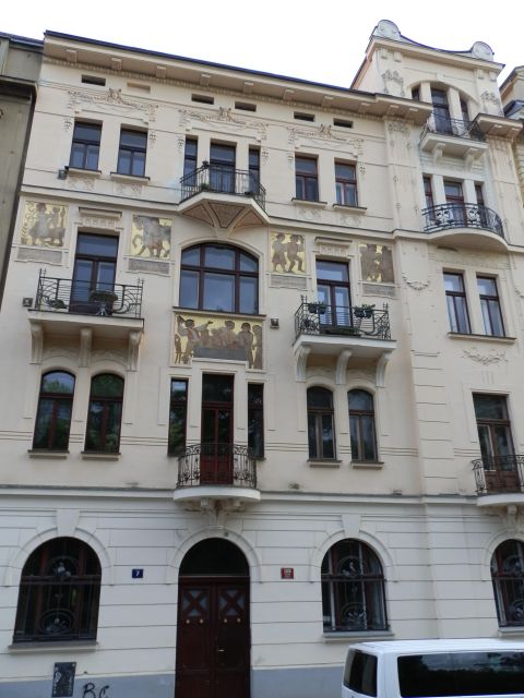 Prague: Private Prague Art Nouveau and Cubism Tour - The New Town architecture run: Jubilee Synagogue, quieter facades, and the Municipal House