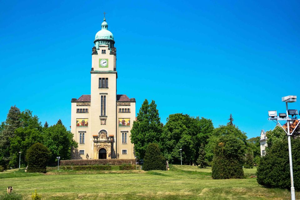 Prague: Psychiatric Hospital and Abandoned Cemetery Tour - Getting to the meeting gate at Ústavní 91 (and what helps on arrival)