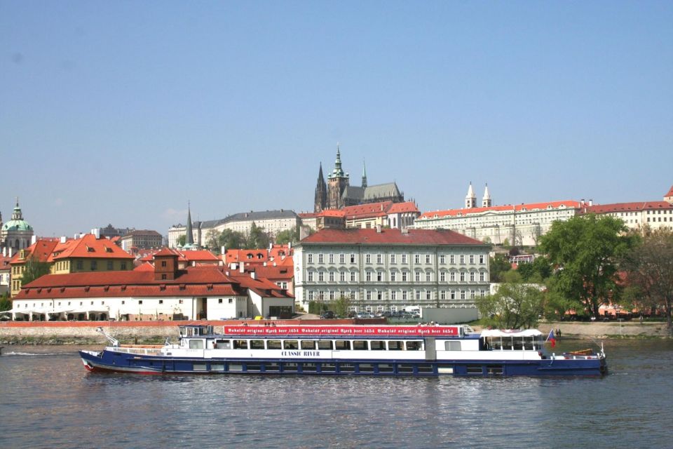 Prague: Sightseeing Boat Cruise with Buffet Dinner - Buffet dinner on board: what you’ll actually eat