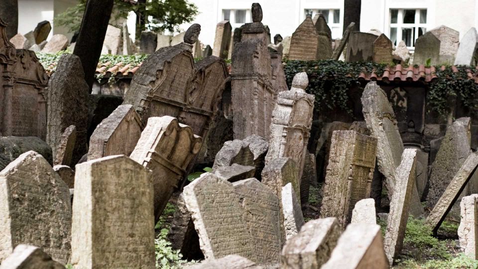 Prague: Synagogues and Jewish Quarter Private Walking Tour - Rain or Shine: How Weather Affects Your Plan