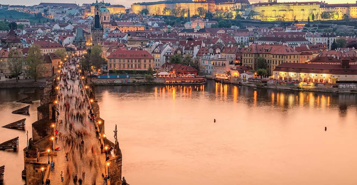 Prague : Visite insolite avec un guide journaliste français - Old Town Square and the Black Madonna House: famous, but explained your way