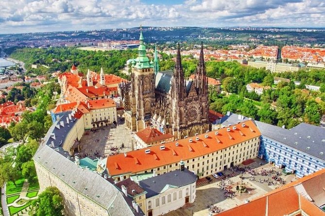 Prague's charming old places tour in Russian language - Josefov and the Jewish Quarter: synagogues and the Old Cemetery